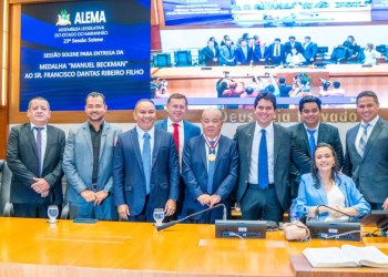 Andreia Rezende homenageia Fufuca Dantas com a medalha na ALEMA