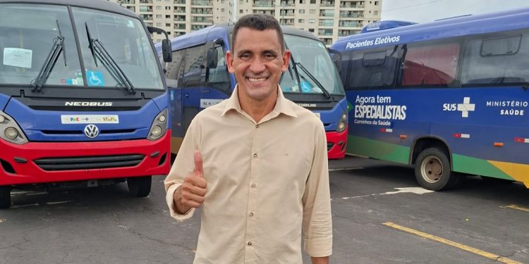 Passagem Franca/MA: Durante entrega de equipamentos do PAC Saúde, prefeito Chicão da Parabólica celebra recebimento de veículo para potencializar a frota do seu município