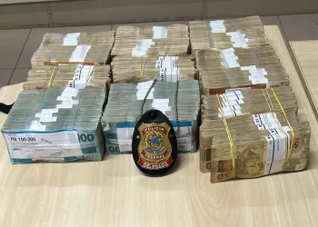 PF apreende quase R$ 500 mil em espécie e mira contratos de R$ 34 milhões