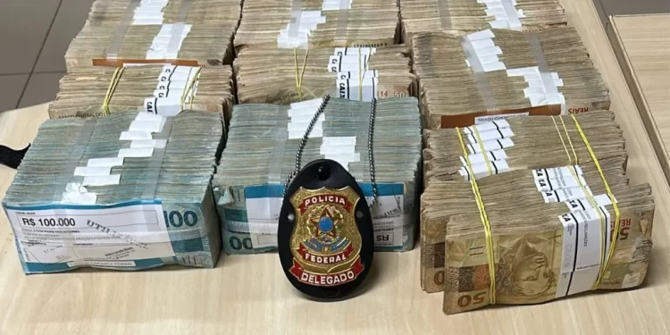 PF apreende quase R$ 500 mil em espécie e mira contratos de R$ 34 milhões