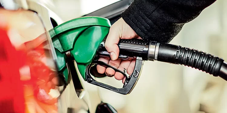 Governo cria subsídio de até R$ 0,89 para segurar preço da gasolina