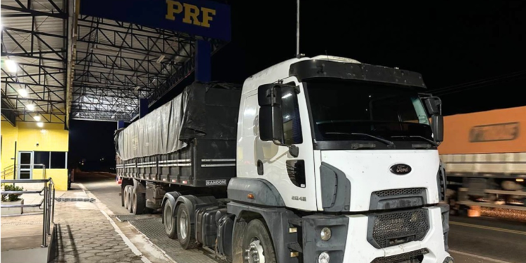 PRF flagra transporte irregular de madeira e apreende carga em Balsas