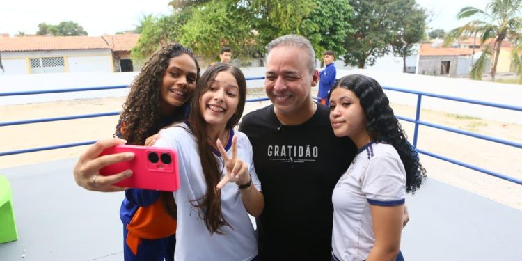Prefeito Fred Campos amplia estrutura da Escola Nadir Nascimento com quadra coberta e laboratório de informática em Paço do Lumiar