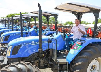 Brandão entrega 150 tratores e 88 retroescavadeiras para municípios MA