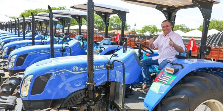 Brandão entrega 150 tratores e 88 retroescavadeiras para municípios MA