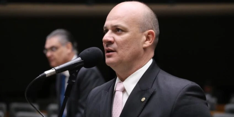 Oposição pede impeachment de Moraes por busca contra fonte de Luís Pablo