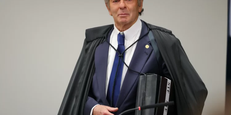 Fux cobra acessos de Vivi Barci, Vorcaro e familiares de Lula ao Senado