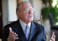 Sarney recebe alta hospitalar e trata pneumonia em casa