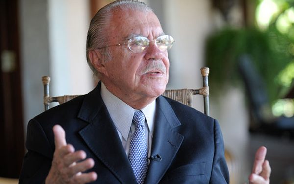Sarney recebe alta hospitalar e trata pneumonia em casa