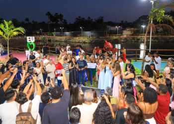 O prefeito de Paço do Lumiar, Fred Campos, inaugurou, na noite da sexta-feira (23 de outubro), a Reserva Parque Ambiental Guegueu Yotsumoto, no Sítio Grande. A solenidade reuniu a primeira-dama e deputada estadual eleita Maedja Campos, vereadores, secretários municipais e a comunidade. A inauguração também contou com a presença de familiares do empresário Guegueu Yotsumoto, que acompanharam a entrega do parque batizado em sua homenagem, in memoriam. A participação da família marcou a celebração e o reconhecimento à memória do homenageado. Com mais de 9 mil metros quadrados de área construída, o parque conta com pista de caminhada, playground, espaços instagramáveis e estacionamento. Entre os principais atrativos está o amplo lago, que compõe a paisagem e proporciona um cenário especial para os visitantes.