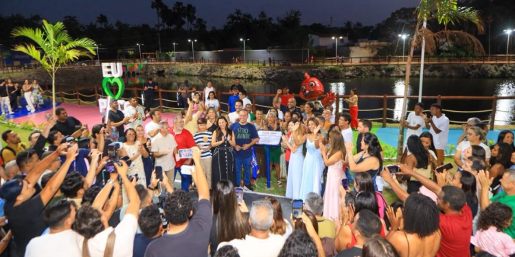 O prefeito de Paço do Lumiar, Fred Campos, inaugurou, na noite da sexta-feira (23 de outubro), a Reserva Parque Ambiental Guegueu Yotsumoto, no Sítio Grande. A solenidade reuniu a primeira-dama e deputada estadual eleita Maedja Campos, vereadores, secretários municipais e a comunidade. A inauguração também contou com a presença de familiares do empresário Guegueu Yotsumoto, que acompanharam a entrega do parque batizado em sua homenagem, in memoriam. A participação da família marcou a celebração e o reconhecimento à memória do homenageado. Com mais de 9 mil metros quadrados de área construída, o parque conta com pista de caminhada, playground, espaços instagramáveis e estacionamento. Entre os principais atrativos está o amplo lago, que compõe a paisagem e proporciona um cenário especial para os visitantes.