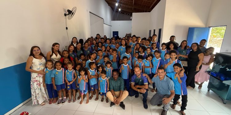 Gestão Nivaldo Araújo reinaugura mais uma escola reformada e climatizada em Alcântara