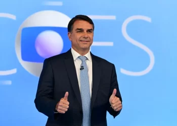 Aliado de Trump afirma que Flávio Bolsonaro já está “em segurança” nos EUA