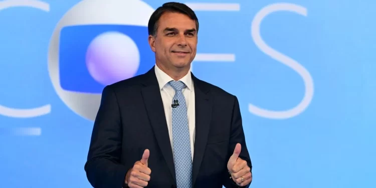 Aliado de Trump afirma que Flávio Bolsonaro já está “em segurança” nos EUA