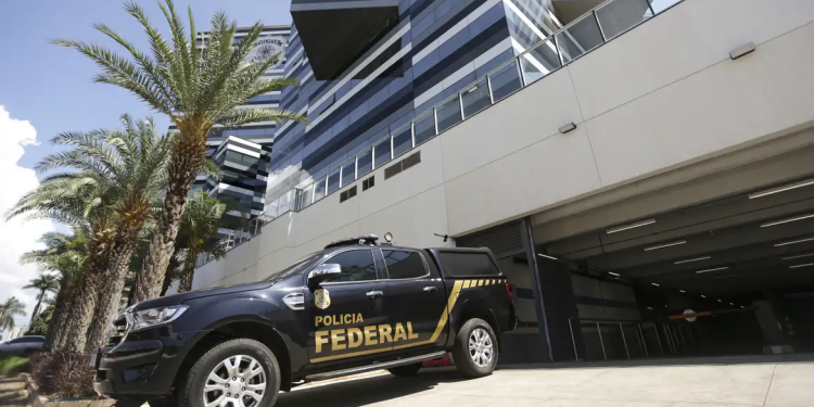 O ex-banqueiro Daniel Vorcaro prestou depoimento à Polícia Federal (PF) no dia 15 de outubro e negou ter cometido fraudes bancárias na operação de tentativa de compra do Banco Master pelo Banco Regional de Brasília (BRB). A oitiva ocorreu antes de Vorcaro e mais 14 investigados terem sido indiciados pela PF no inquérito da primeira fase da Operação Compliance Zero, que apura as fraudes nas operações do Master. Os indiciamentos foram concluídos nesta quarta-feira (28). No depoimento prestado à delegada Janaína Palazzo, o ex-banqueiro defendeu o arquivamento da investigação e disse que não há provas contra ele. “Arquive esse processo, porque não tem prova nenhuma, não tem prova de fraude, porque não tem prejuízo. Faça-se uma perícia. Vamos contratar uma perícia de fora para saber os ativos foram vendidos. Se não tiver tido prejuízo, o que eu fiz?” indagou. O ex-banqueiro disse que atuou somente para resolver um “problema” na troca de ativos da Tirreno, empresa que, segundo a PF, era de fachada e foi usada para passar créditos fictícios ao BRB. “Aonde que eu fiz alguma coisa de errado neste processo para estar há um ano preso. A minha família toda destruída, com tudo acabado. Fui resolver um problema, de boa-fé”, comentou. Vorcaro pediu para ser solto. Ele foi preso em março deste ano e está custodiado no presídio da Papudinha, no Distrito Federal. “Não dá para fazer uma análise sem ver o filme todo. Vamos fazer uma perícia. Me solta, primeiro, para não ficar esperando, deixa eu esperar em casa. Vamos fazer isso para que não se cometa injustiça”. No final do depoimento, que durou cerca de duas horas, o ex-banqueiro ressaltou que não cometeu irregularidades e pediu um “voto de confiança” para a delegada. “Eu até te elogiei quando a gente chegou aqui. A senhora está trabalhando muito nesse negócio. Estou pedindo um voto de confiança”, completou. Ontem, após Vorcaro ser indiciado, os advogados do ex-banqueiro declararam que as operações do BRB com a Tirreno não causaram prejuízo ao banco público. Na avaliação dos advogados, um ano após o início das investigações, a PF se “limita a repetir a mesma narrativa” e não conseguiu avançar nas investigações. “O negócio envolvendo as carteiras da Tirreno não foi concluído. As carteiras foram substituídas por outros ativos, e a troca realizada demonstra que os negócios entre o Banco Master e o BRB geraram resultados positivos para o Banco de Brasília. Nenhuma perícia oficial apurou qualquer prejuízo”, afirmou a defesa. Indiciamento De acordo como o relatório do indiciamento da Polícia Federal, Vorcaro teve “participação pessoal, reiterada e diretiva” nas operações com carteiras de créditos irregulares do Banco Master que causam prejuízos ao BRB. “Na condição de controlador do Banco Master, Vorcaro ocupava o centro decisório da estrutura examinada e era o principal beneficiário econômico das operações destinadas à obtenção de liquidez para a instituição”, concluiu a PF. Todos os investigados foram acusados dos crimes de gestão fraudulenta de instituição financeira, organização criminosa e lavagem de dinheiro. Prejuízo De acordo com os investigadores da PF, o prejuízo já apurado é de aproximadamente R$ 2,7 bilhões. Parte das perdas foram provocadas por carteiras de créditos inexistentes, que estavam em nome da Tirreno. “Há, portanto, aproximadamente R$ 2,7 bilhões em perdas já formalizadas e reconhecidas, não se tratando de estimativa abstrata ou de risco meramente eventual”, afirmou a PF. (Agência Brasil)
