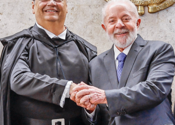 Flávio Bolsonaro quer Dino fora de casos de Lula nas eleições