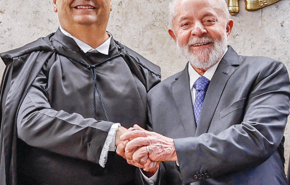 Flávio Bolsonaro quer Dino fora de casos de Lula nas eleições