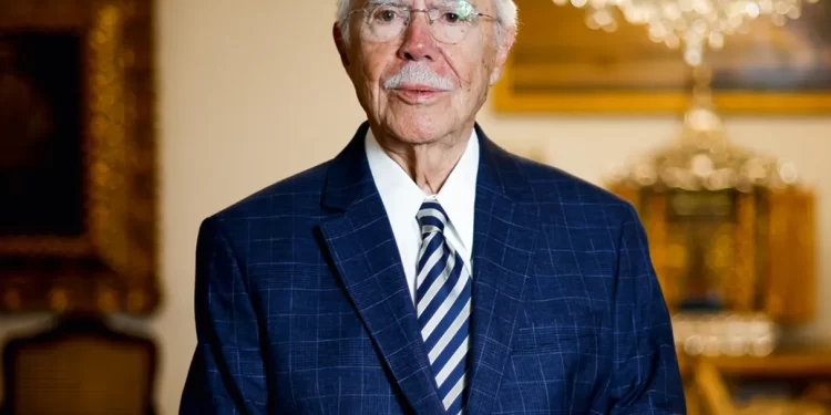 Sarney volta para UDI Hospital com desconforto abdominal